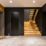 Rimanere chiusi fuori di casa: chi contattare per risolvere la situazione